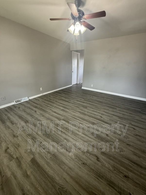 900 S 7th St - Photo 2 of 10