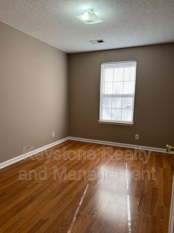 1127 Keith Ave - Photo 4 of 9