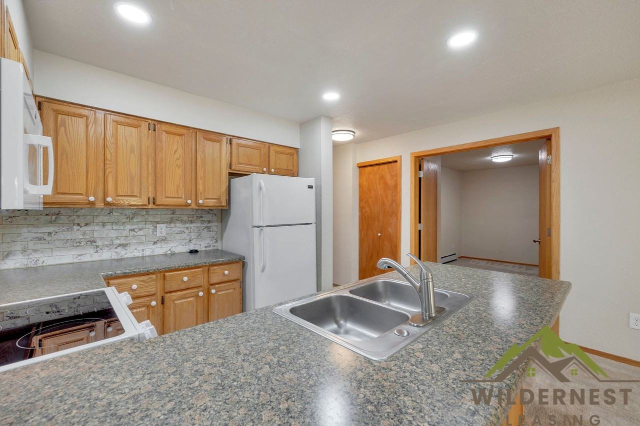 749 Lagoon Dr - Photo 4 of 21
