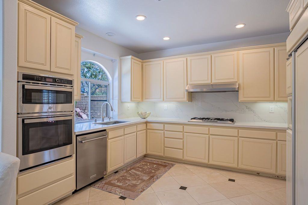 1651 Fox Springs Cir - Photo 7 of 19