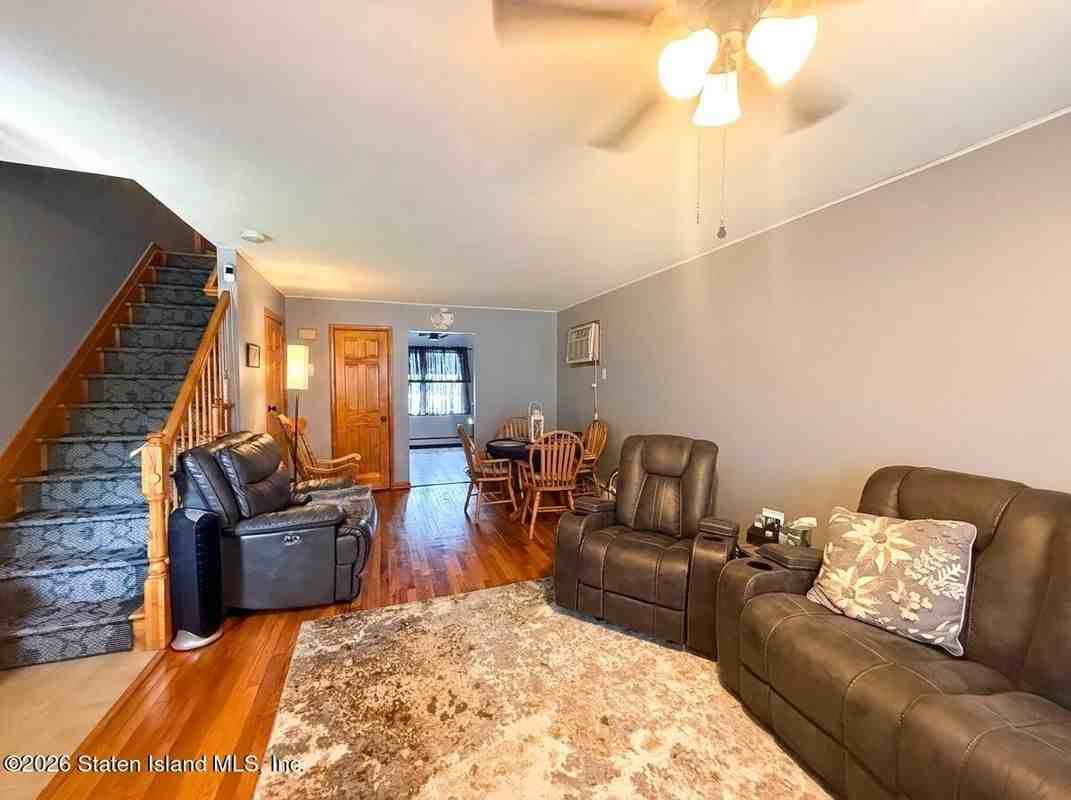 240 Graves St - Photo 2 of 13