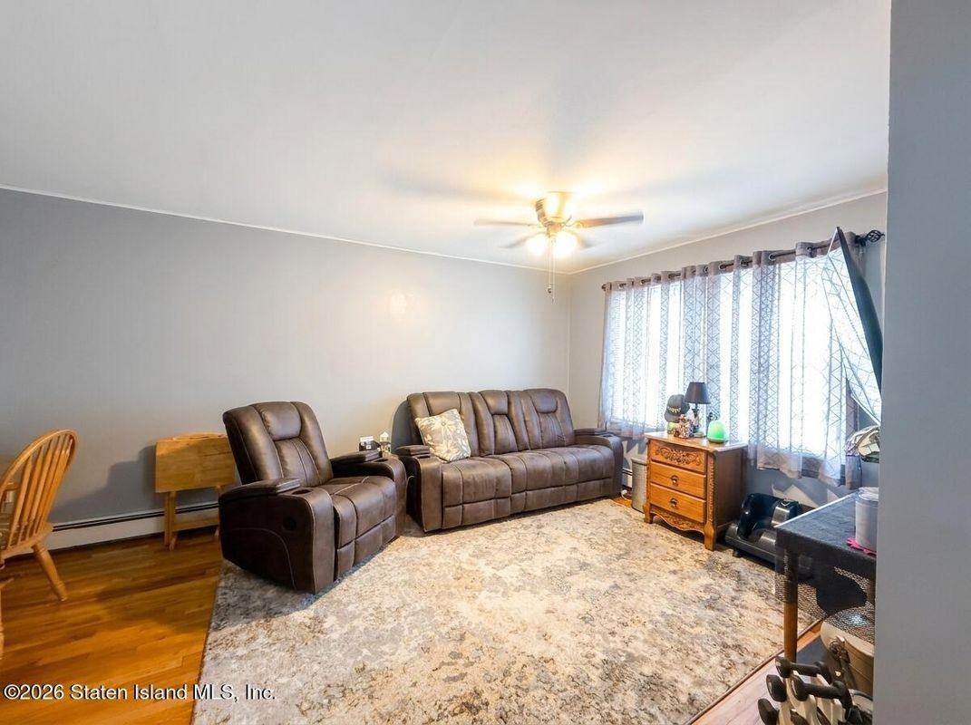 240 Graves St - Photo 3 of 13