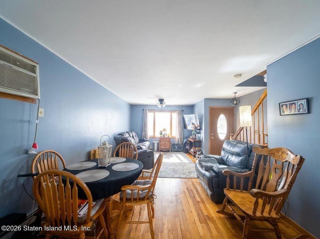 240 Graves St - Photo 4 of 13