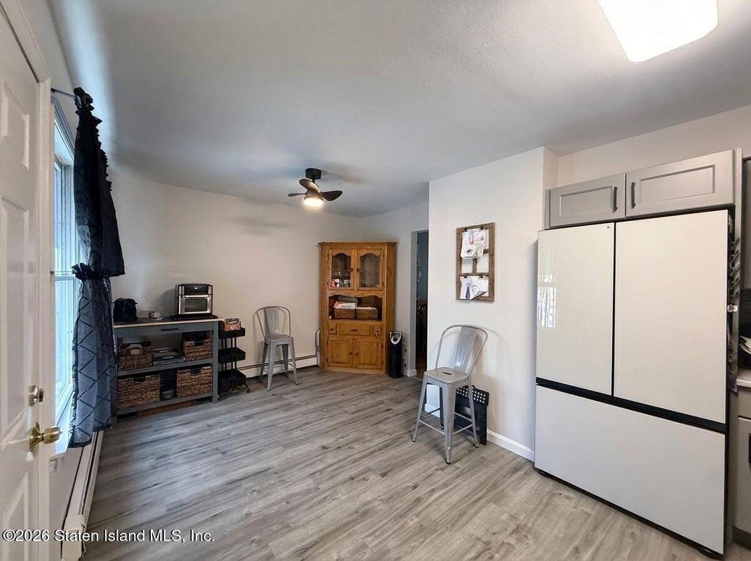 240 Graves St - Photo 5 of 13