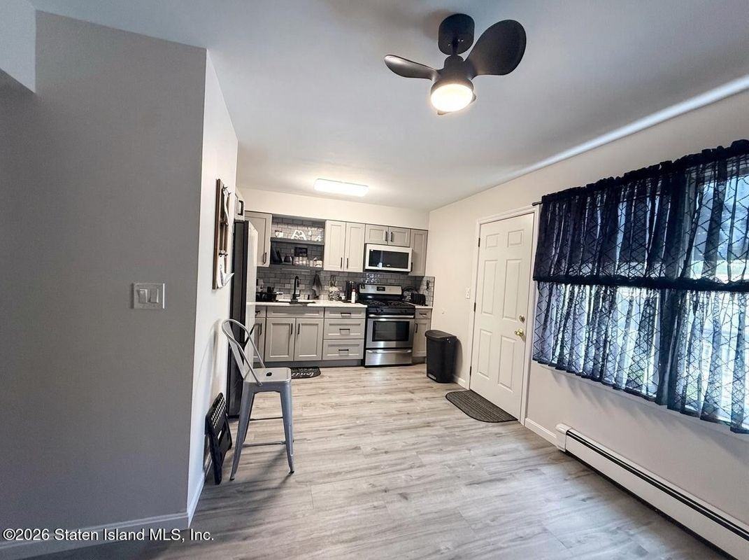 240 Graves St - Photo 7 of 13