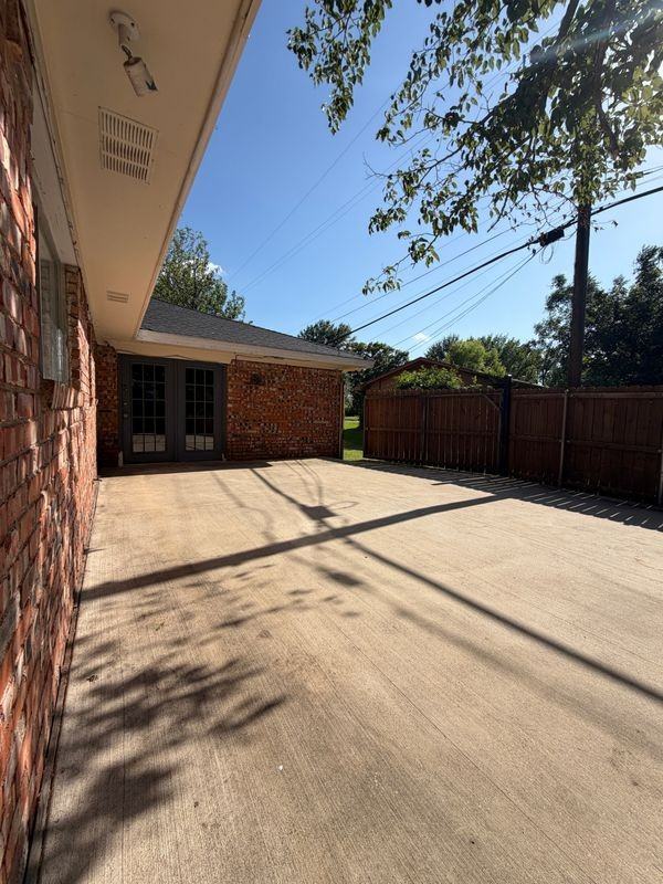 2406 Broadview St - Photo 2 of 3