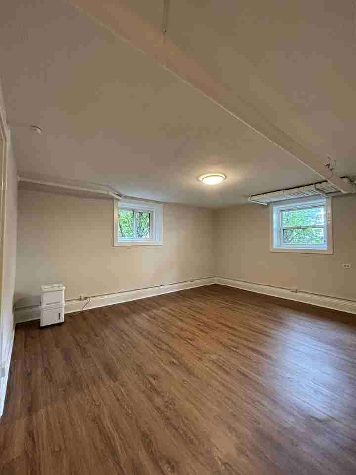 523 W Melrose St - Photo 2 of 17