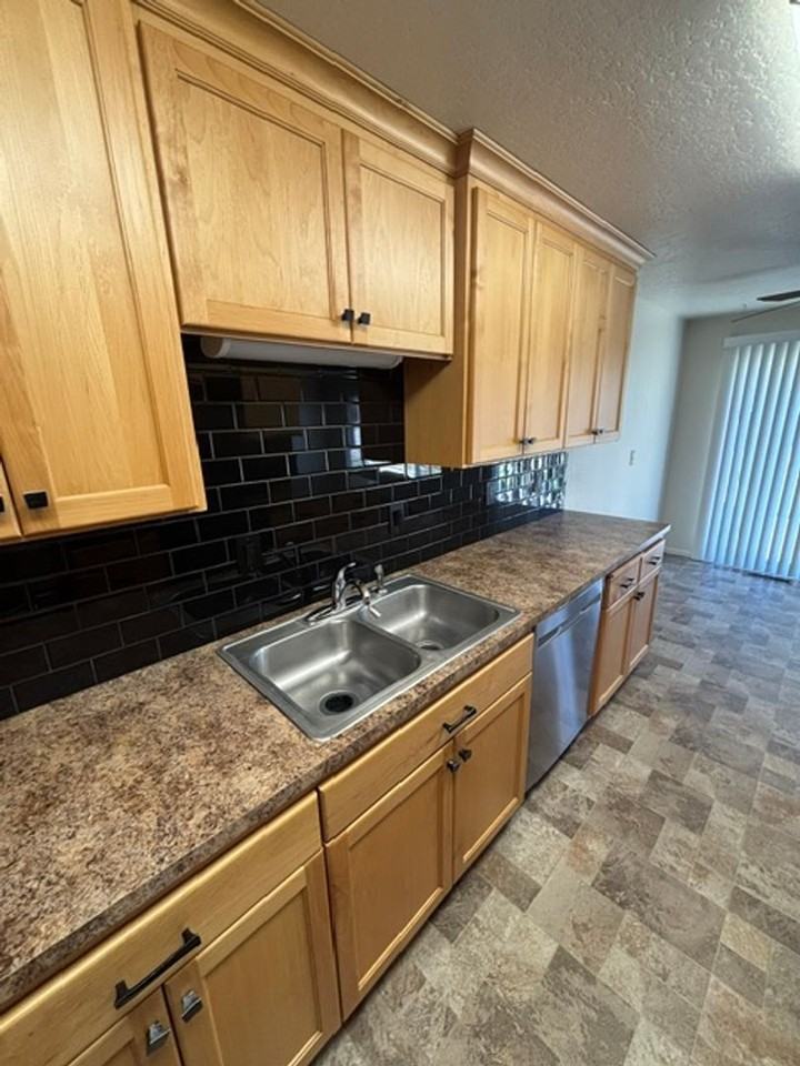 408 E Pinehurst Dr - Photo 3 of 15