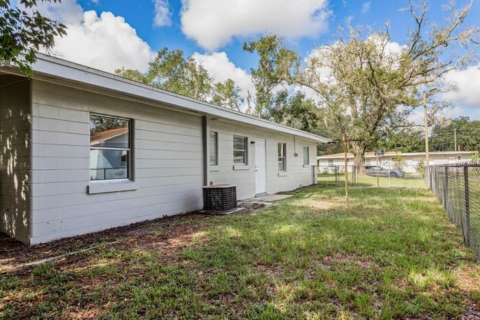 1702 E Carol Dr - Photo 4 of 18