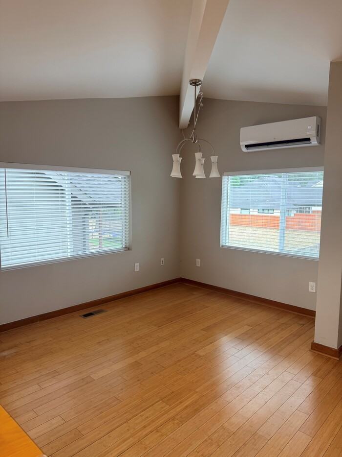 720 Ne 34th Pl - Photo 5 of 33