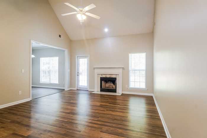 325 Bedford Cir - Photo 4 of 12