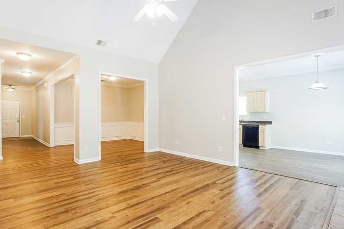 325 Bedford Cir - Photo 5 of 12