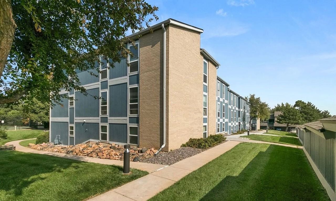 7307 S Xenia Cir #E - Photo 4 of 25