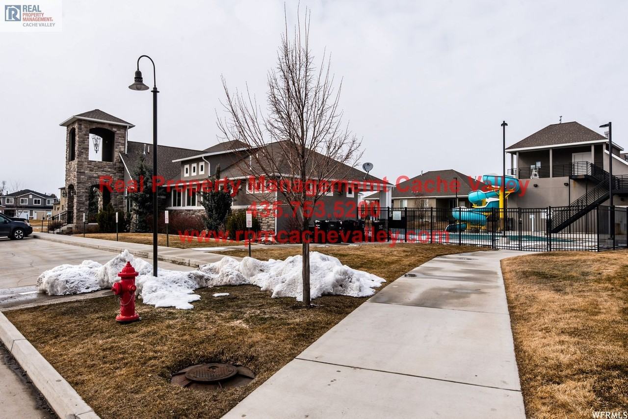 144 E 745 S - Photo 4 of 19