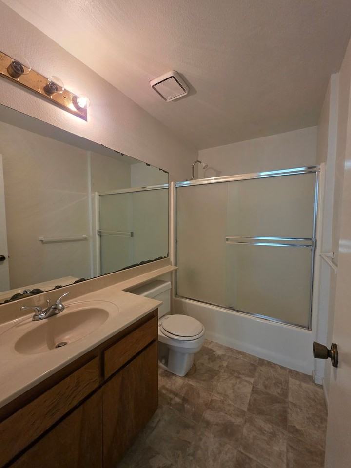 1128 N Manzanita St - Photo 4 of 12