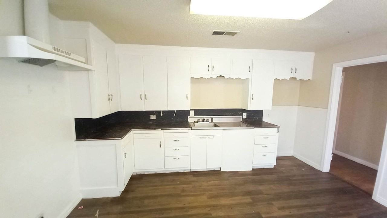 1225 W Garza St - Photo 5 of 11