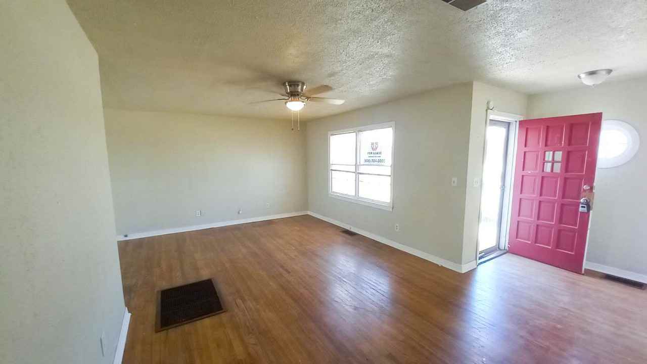 1225 W Garza St - Photo 6 of 11