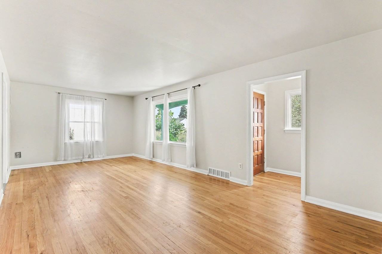 912 E La Salle St - Photo 2 of 22