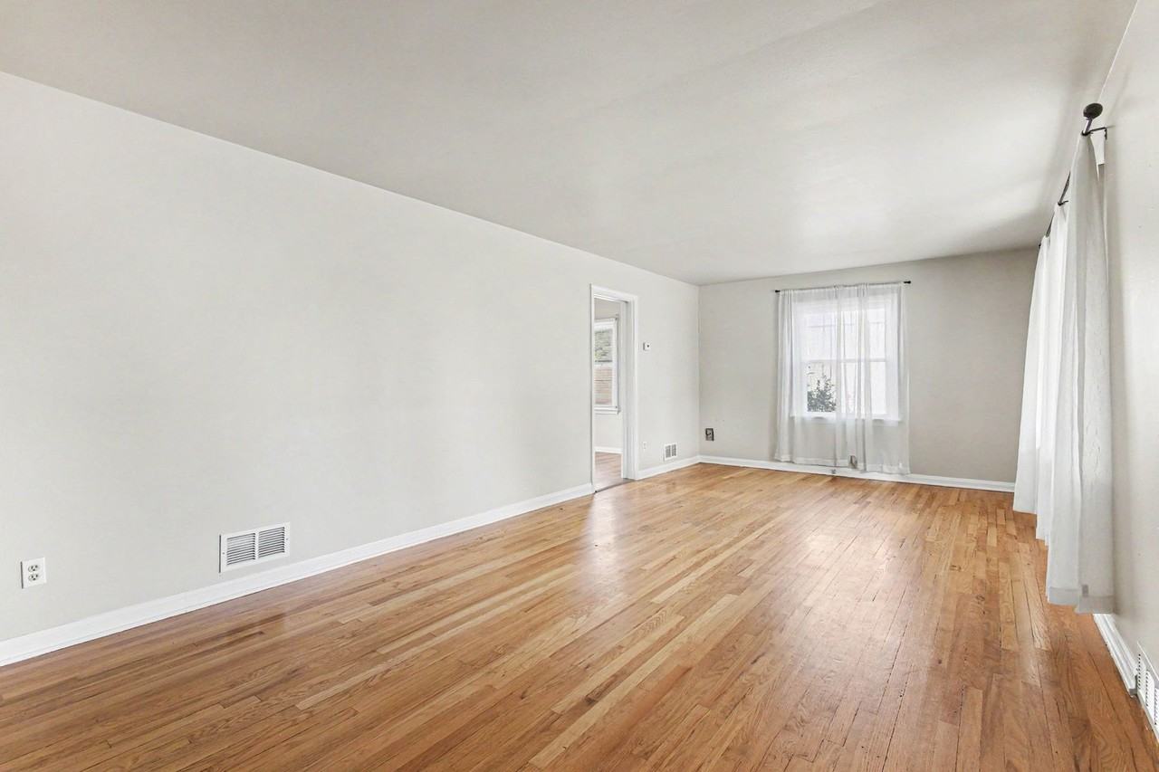 912 E La Salle St - Photo 3 of 22