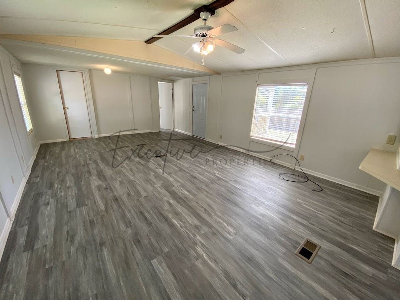 307 N Kinney Ave - Photo 4 of 15