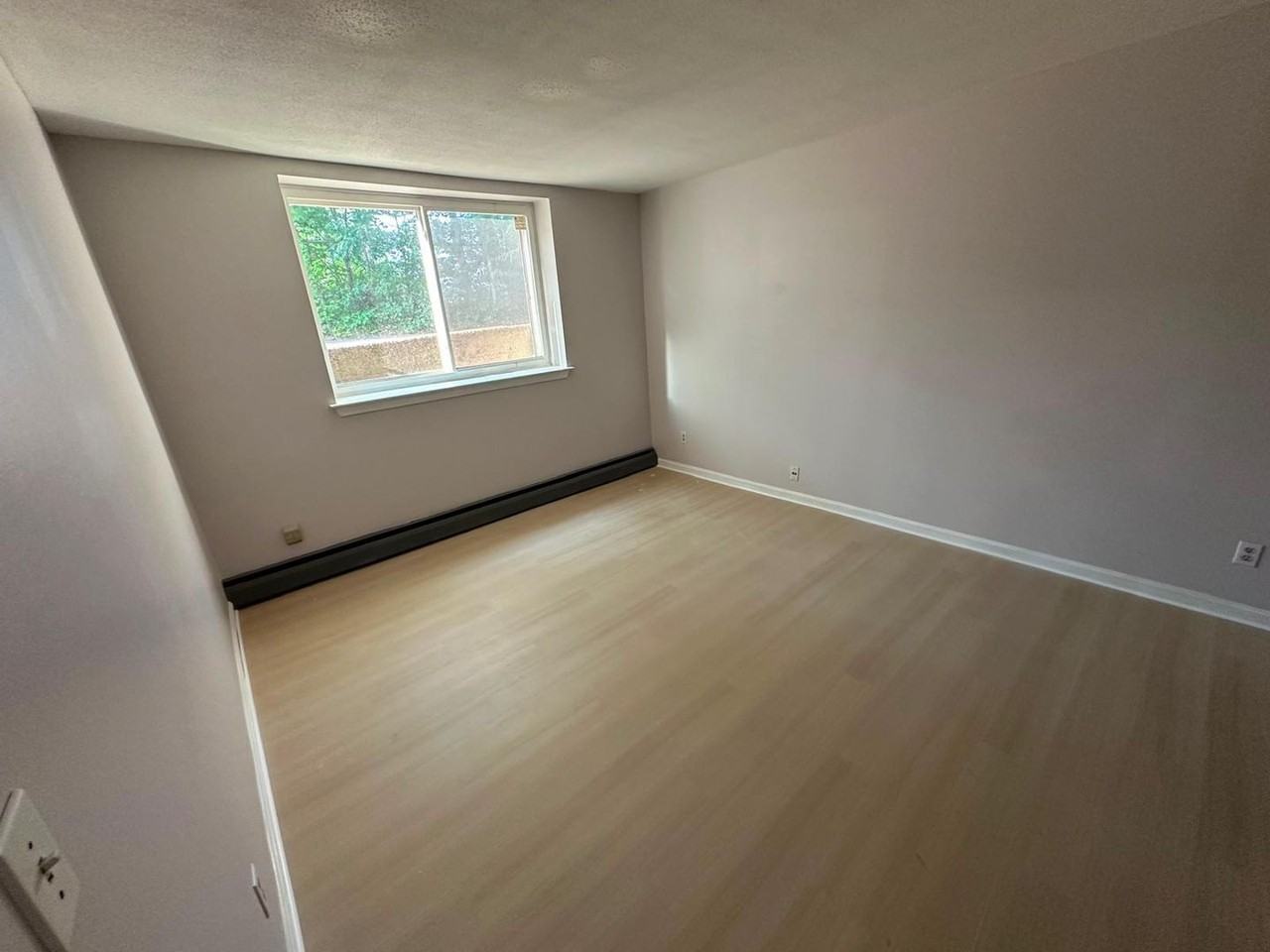 100 Laura Lane - Photo 2 of 14