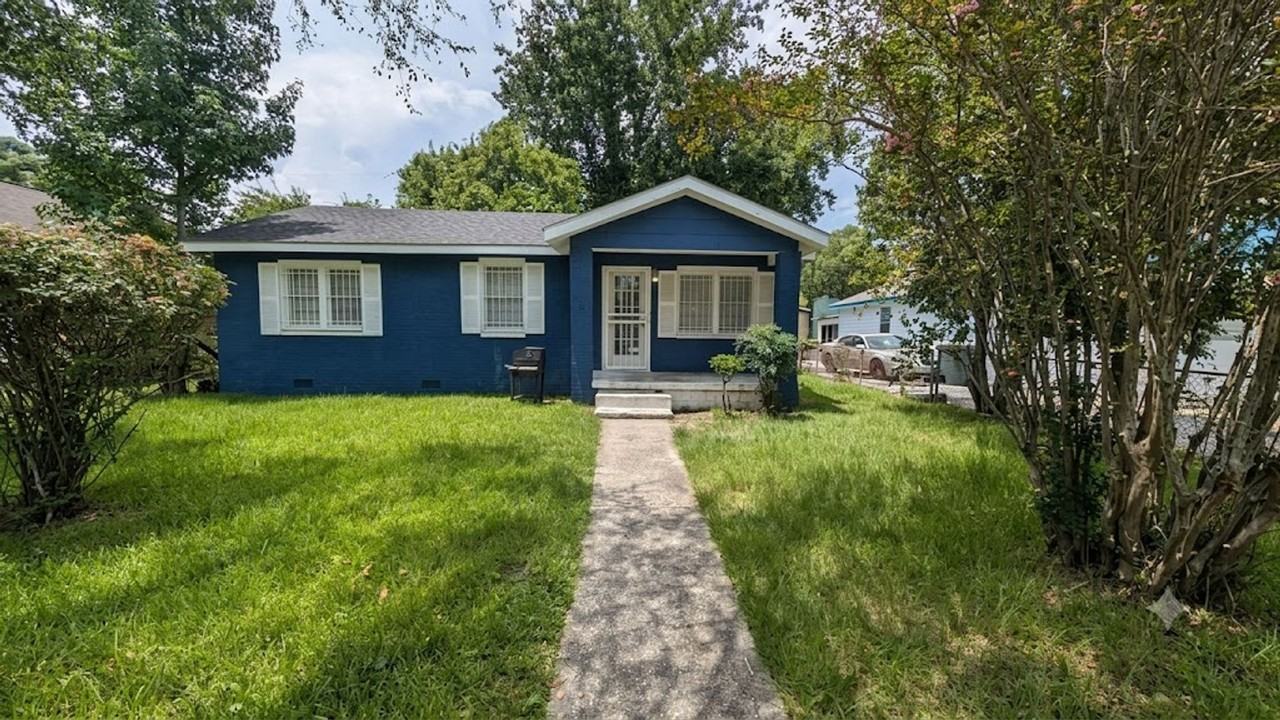 913 Carver St - Photo 2 of 2