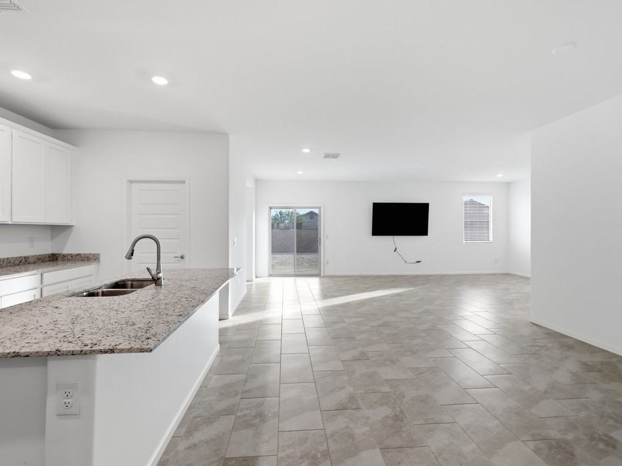 12395 N Pomeroy Ave - Photo 3 of 40