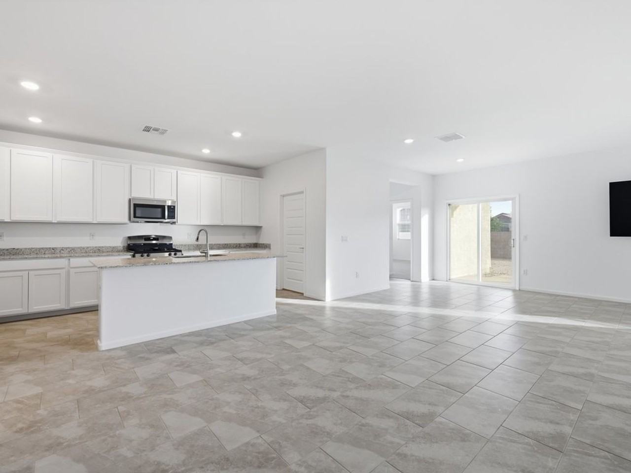 12395 N Pomeroy Ave - Photo 4 of 40