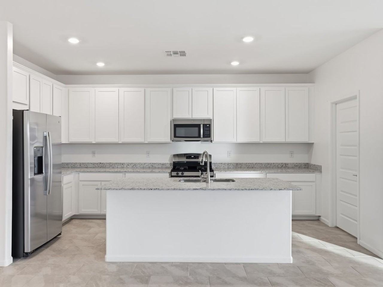 12395 N Pomeroy Ave - Photo 7 of 40