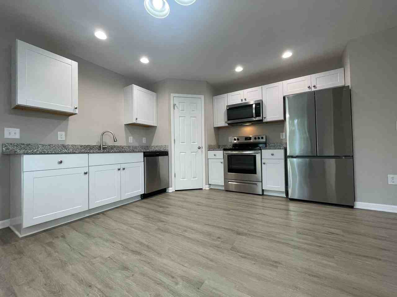 605 Frank St - Photo 3 of 20