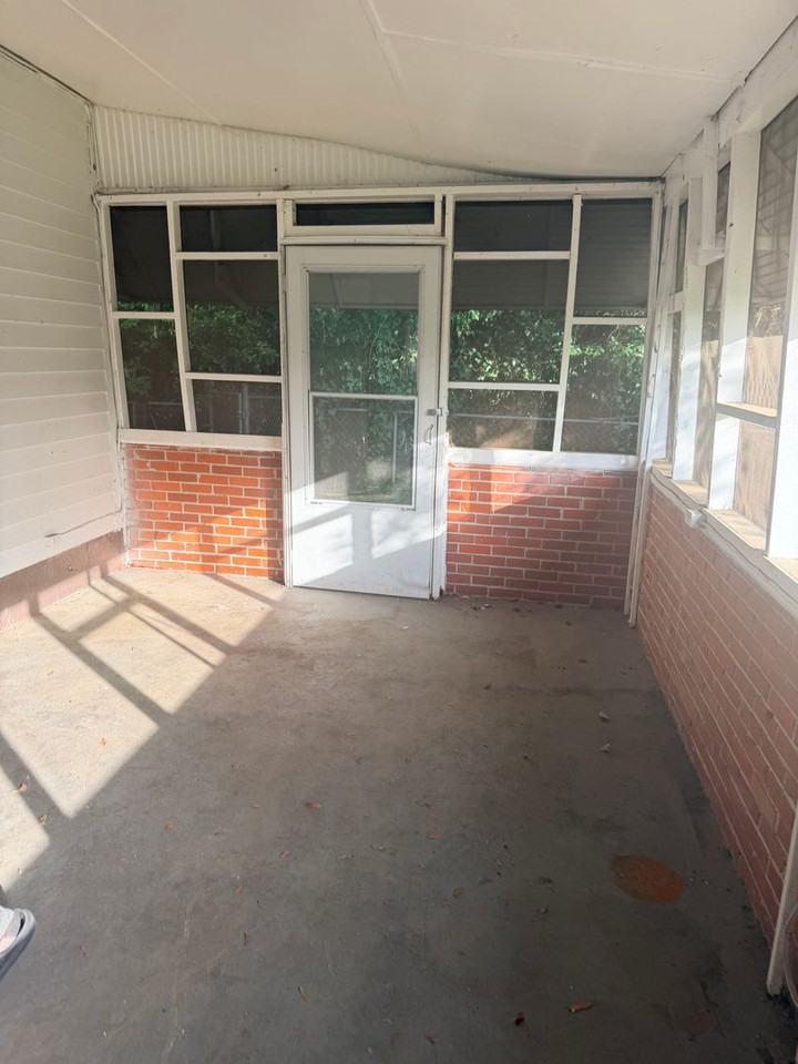 435 W Broad St - Photo 2 of 17