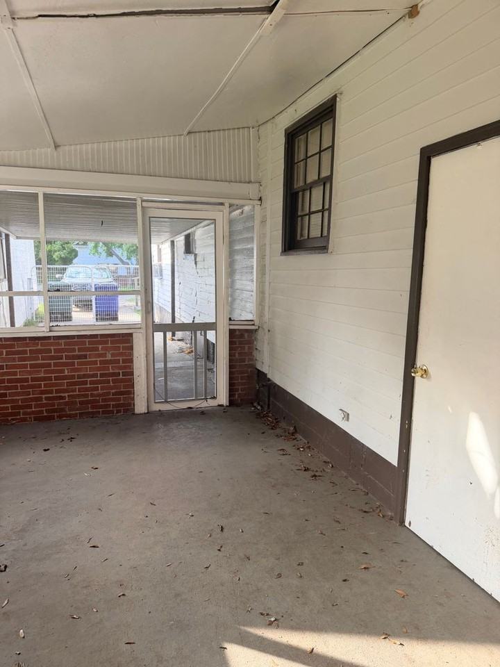 435 W Broad St - Photo 4 of 17