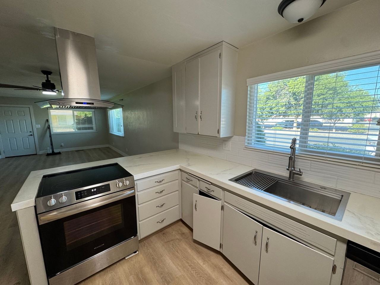 970 N Villa Ave - Photo 3 of 18