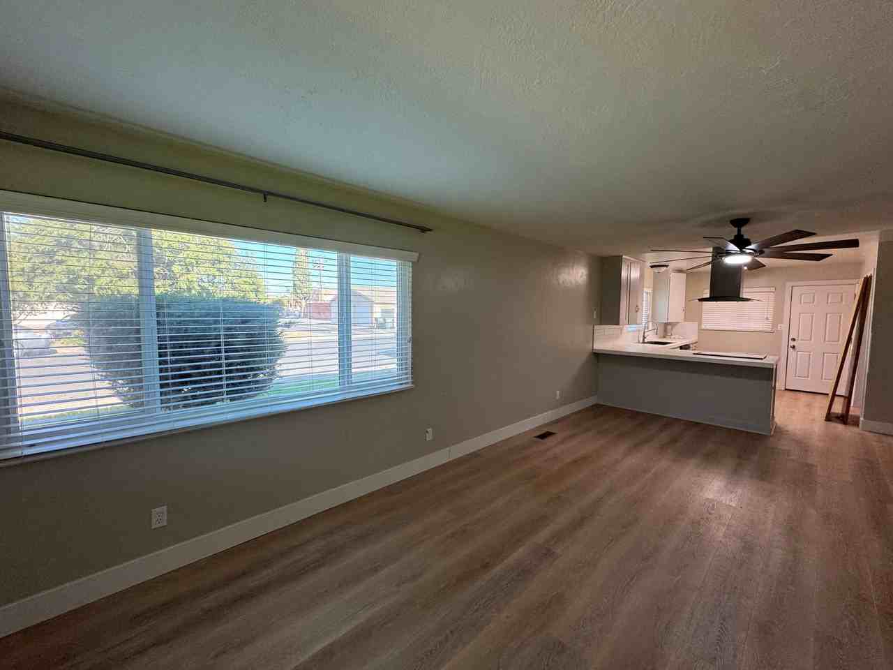 970 N Villa Ave - Photo 5 of 18