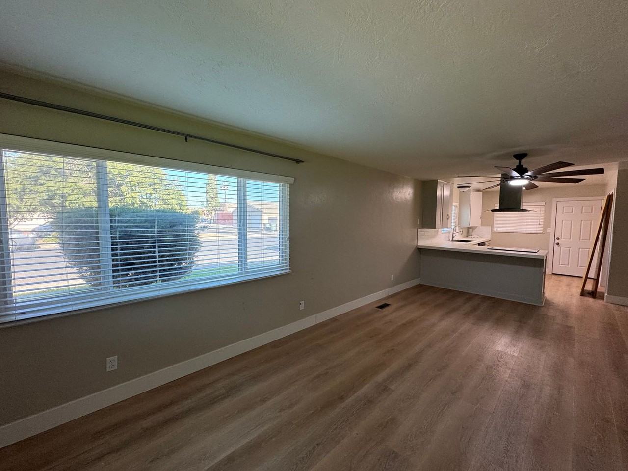 970 N Villa Ave - Photo 6 of 18