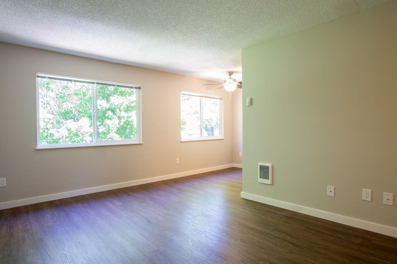 1555 Se Stark St - Photo 2 of 13
