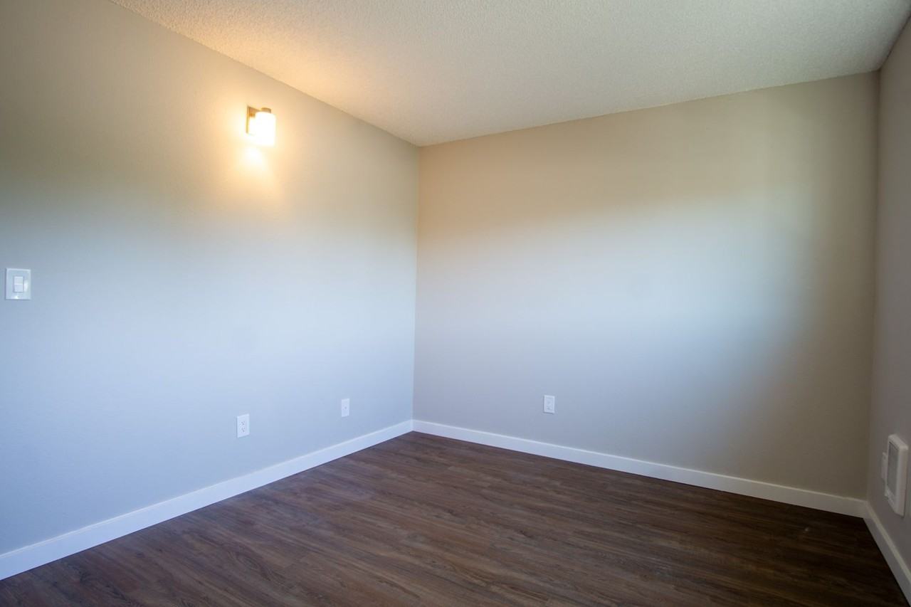 1555 Se Stark St - Photo 6 of 13
