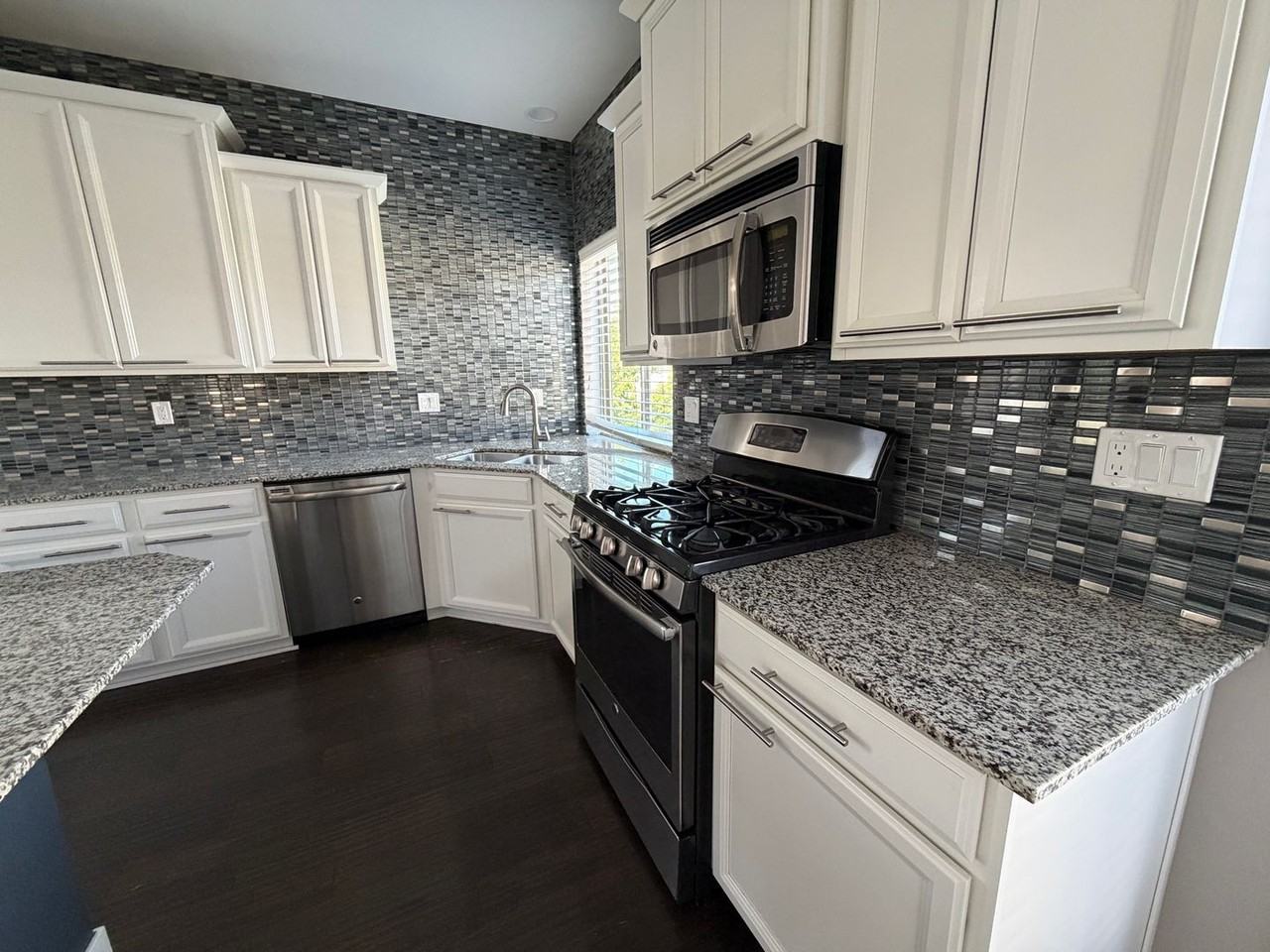 4456 Elegant St - Photo 6 of 23