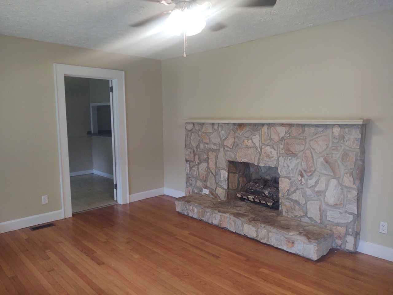 911 Mark Dr - Photo 2 of 17