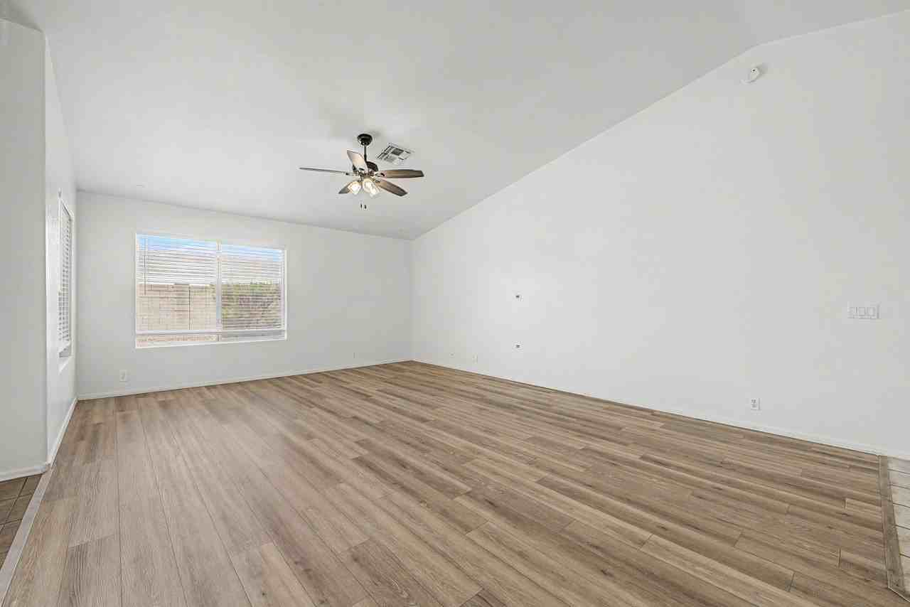 930 E Harwell Rd - Photo 3 of 38