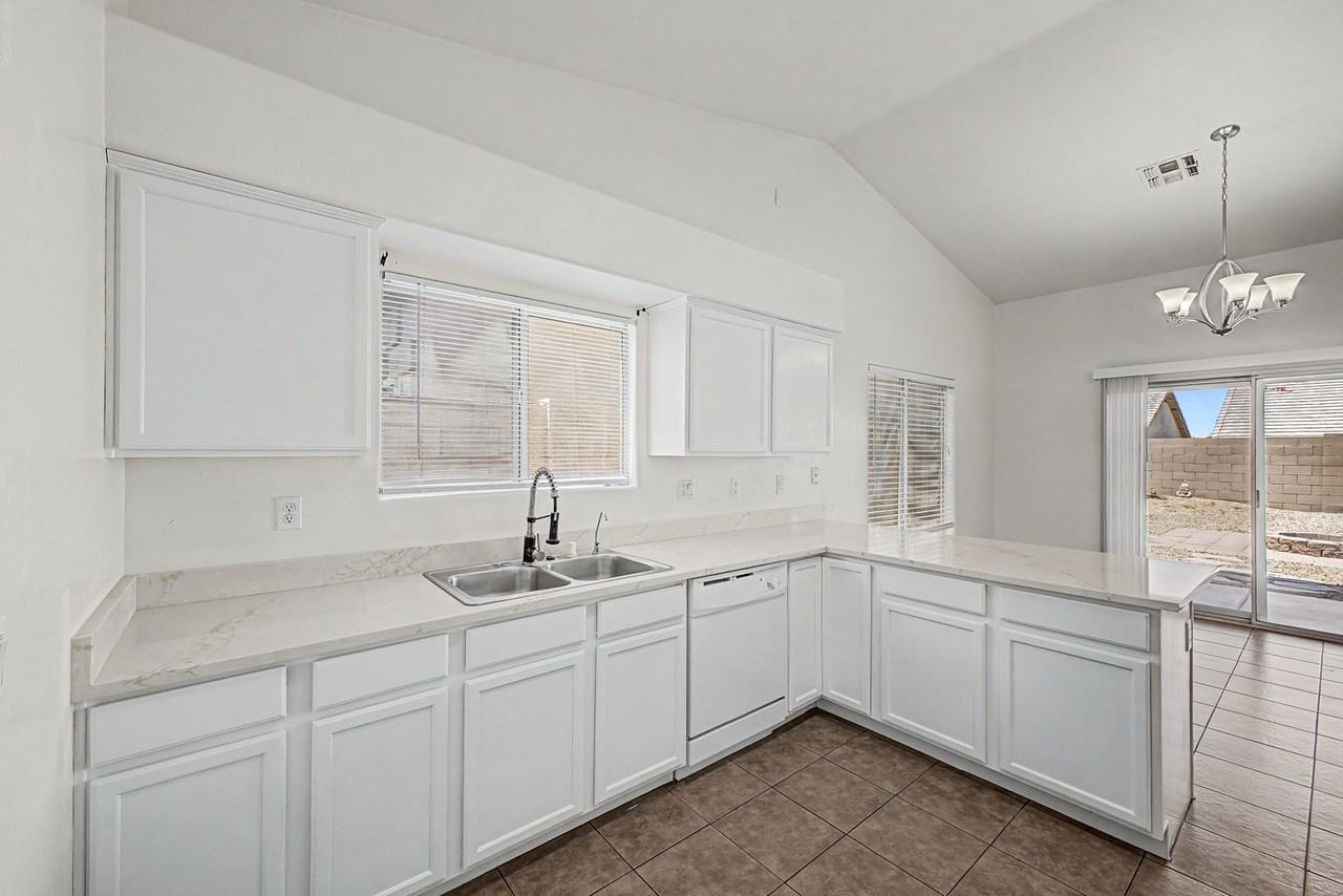 930 E Harwell Rd - Photo 5 of 38