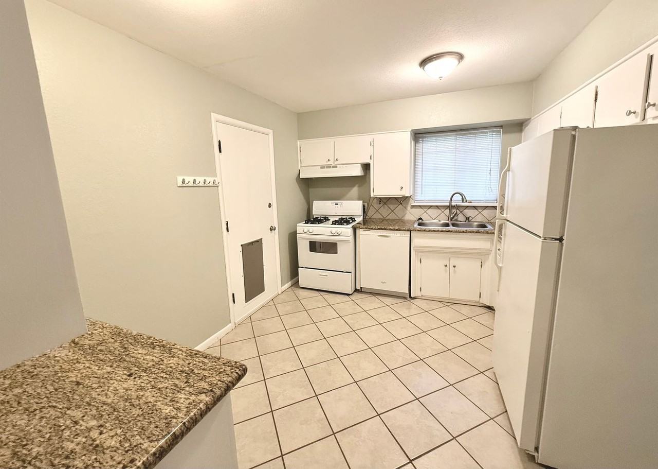 2025 Nw 46th St - Photo 4 of 14