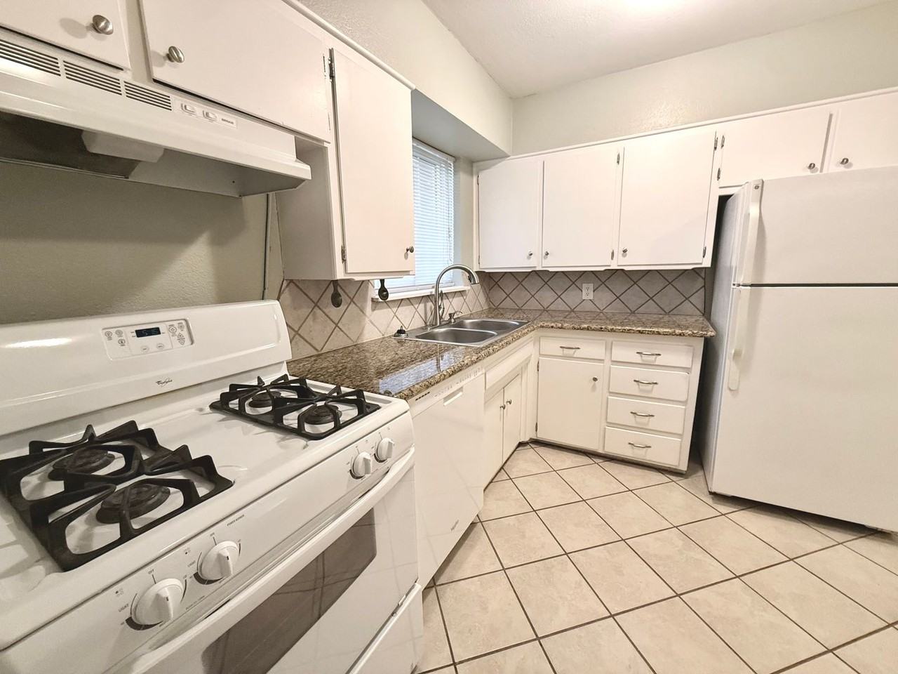 2025 Nw 46th St - Photo 5 of 14