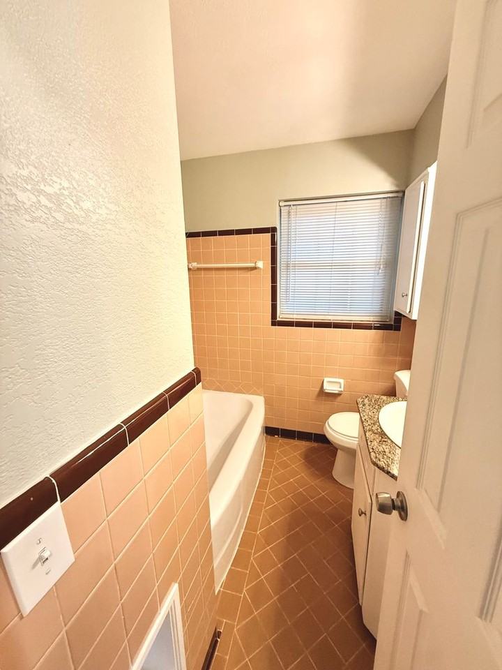 2025 Nw 46th St - Photo 7 of 14