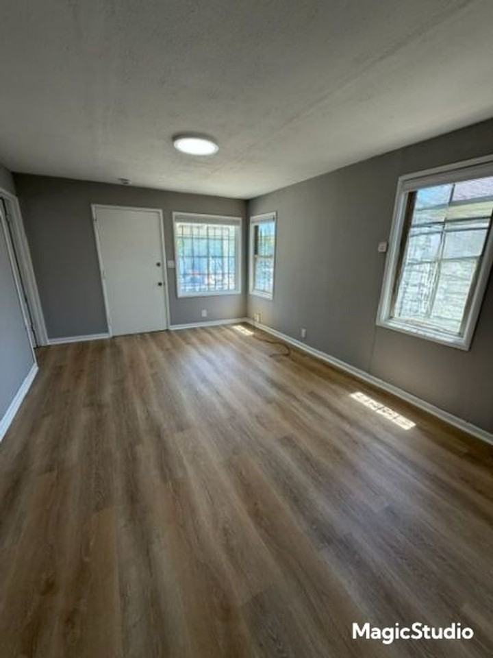 2835 Short St - Photo 2 of 10