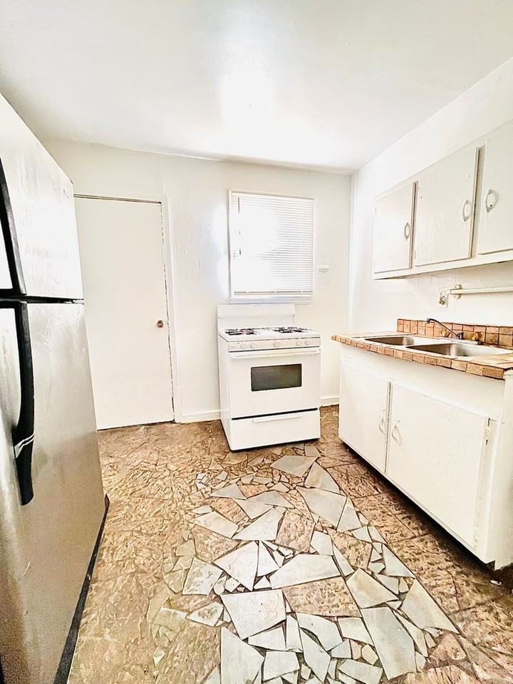 950 Willoughby St - Photo 2 of 4