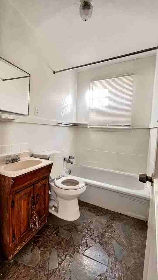 950 Willoughby St - Photo 3 of 4