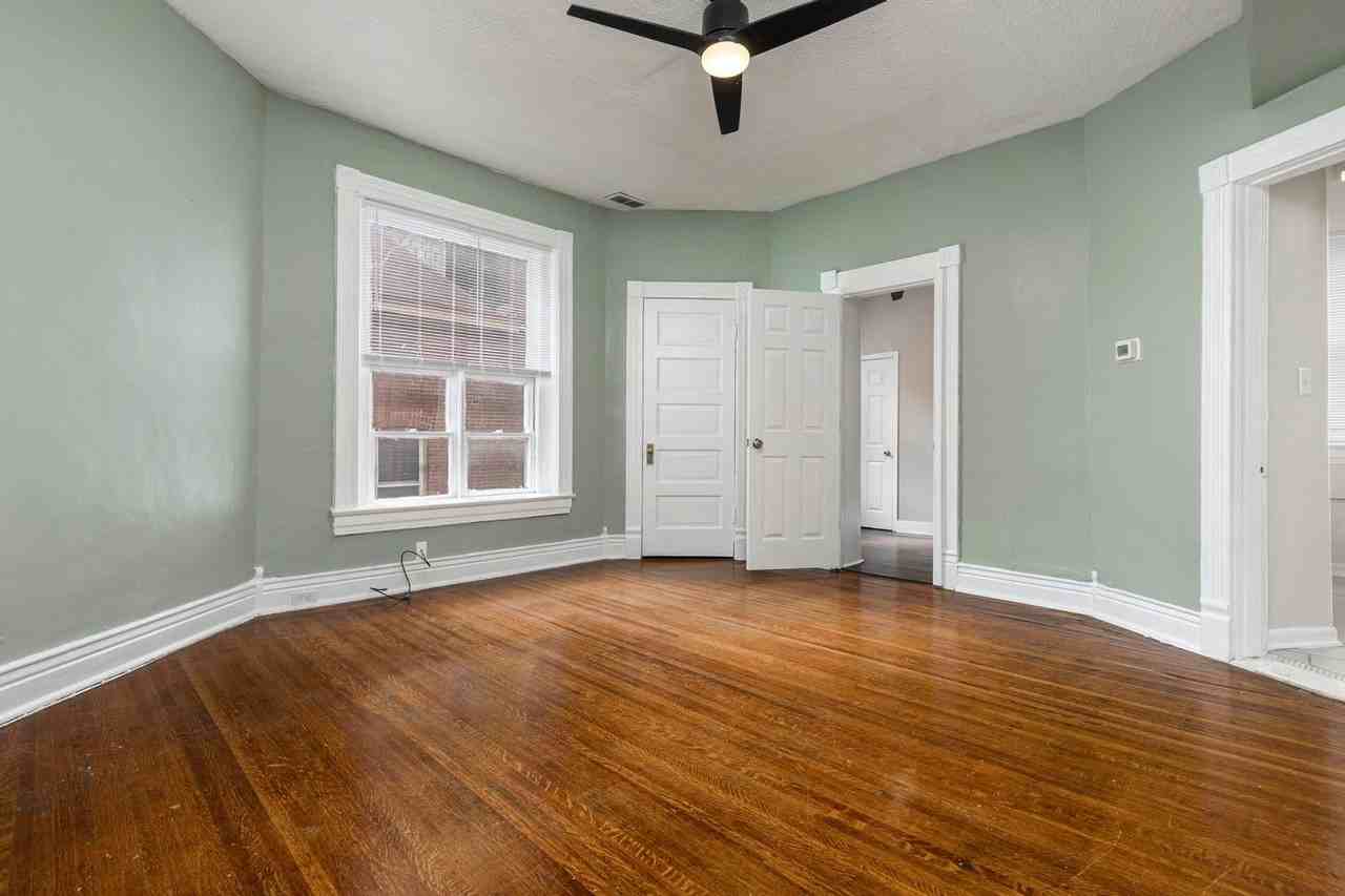 315 W Lee St - Photo 5 of 21