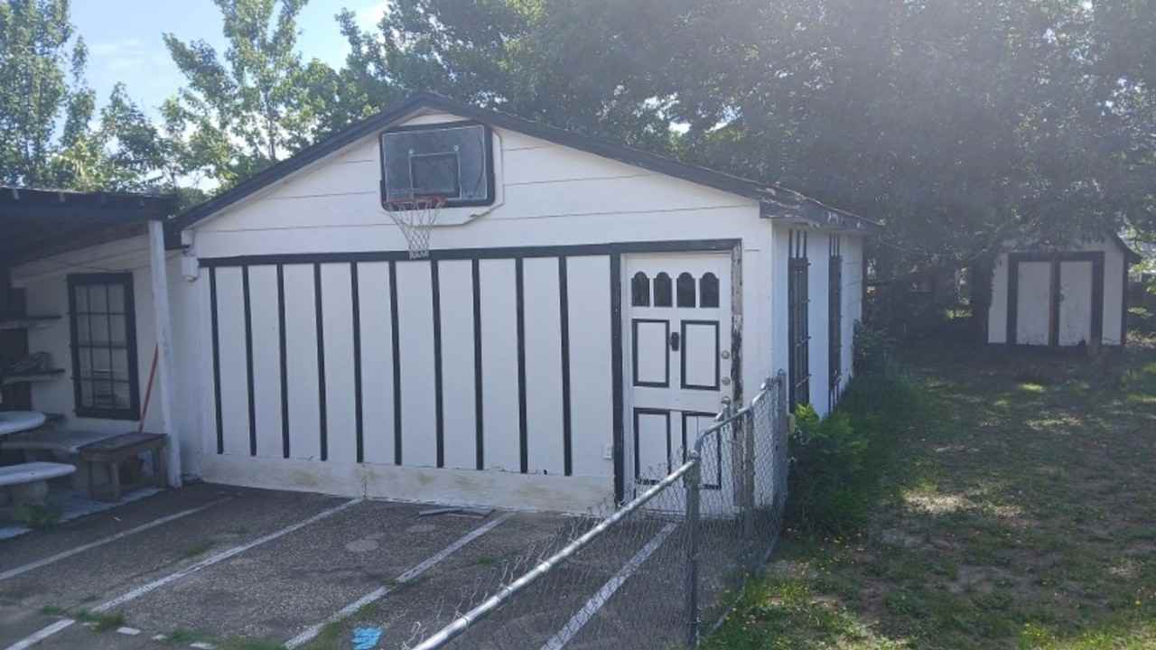 1115 Poplar Dr - Photo 3 of 6