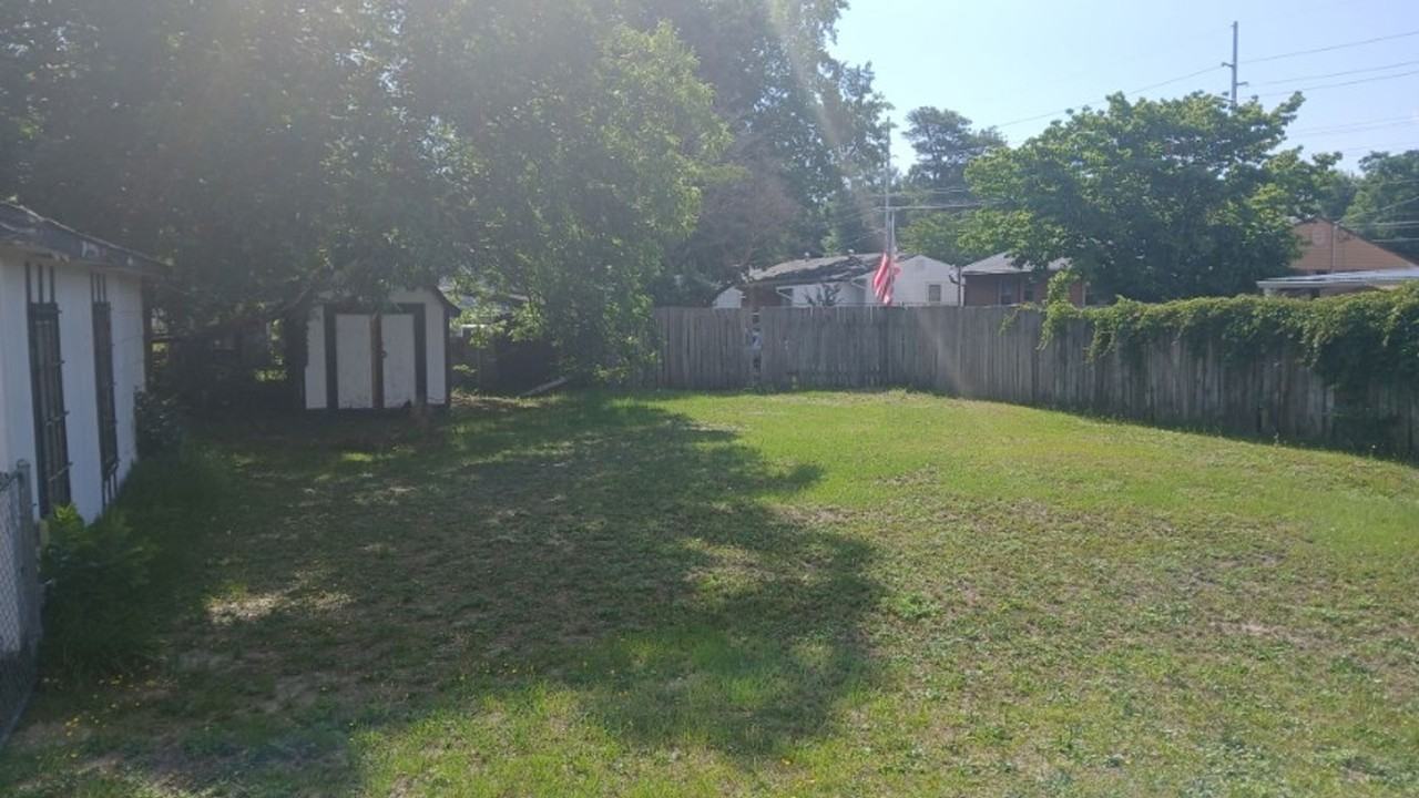 1115 Poplar Dr - Photo 4 of 6
